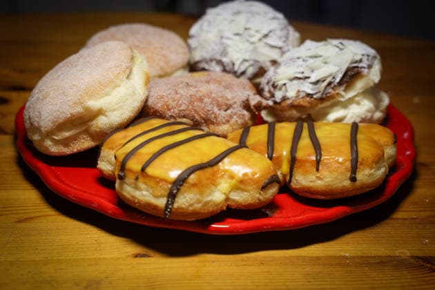 Teller mit Berliner Pfannkuchen, Berliner, Berliner Ballen, Kreppel, Kräppel (Berliner Pfannkuchen sind ein traditionelles Gebäck zu Silvester und Karneval). 31.12.2025 *** Plate of Berlin pancakes, Berliner, Berliner Ballen, Kreppel, Kräppel Berlin pancakes are a traditional pastry for New Years Eve and carnival 31 12 2025