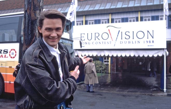 ARCHIV: Johnny Logan Sänger Johnny Logan anläßlich des Grand Prix Eurovision de la Chanson in Dublin , 1988 ARCHIVAUFNAHME, Datum geschätzt 20251216JWM1042 *** ARCHIVE Johnny Logan Singer Johnny Logan on the occasion of the Grand Prix Eurovision de la Chanson in Dublin , 1988 ARCHIVE PICTURE, date estimated 20251216JWM1042