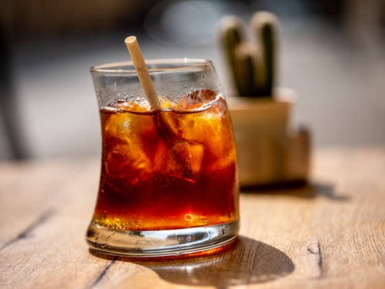 IMAGO Creative, Food, Trend, Iced Coffee Cold brew coffee in a glass with ice Timi?oara, Timi?, Romania R_YKTW251229-1893816-01
