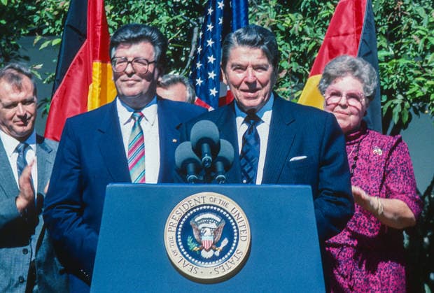 October 2, 1987, Washington, District Of Columbia, USA: United States President Ronald Reagan makes remarks prior to signing Proclamation 5719, commemorating German-American Day in the Rose Garden of the White House in Washington, DC, US, on October 2, 1987. Standing behind the President to his immediate right is Phillipp Jenninger, President of President of the Bundestag of West Germany Washington USA - ZUMAs152 19871002_faa_s152_003 Copyright: xRonxSachsx