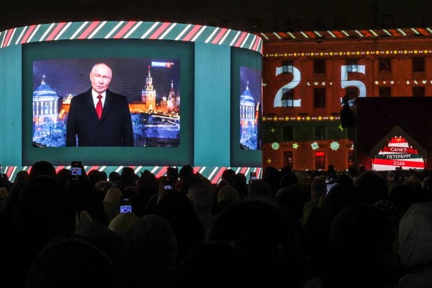 RUSSIA, ST PETERSBURG - DECEMBER 31, 2025: Russia s President Vladimir Putin (on screen) addresses citizens on New Year s Eve St Petersburg Russia  - ZUMAt113 20251231_zaa_t113_293 Copyright: xAlexanderxDemianchukx