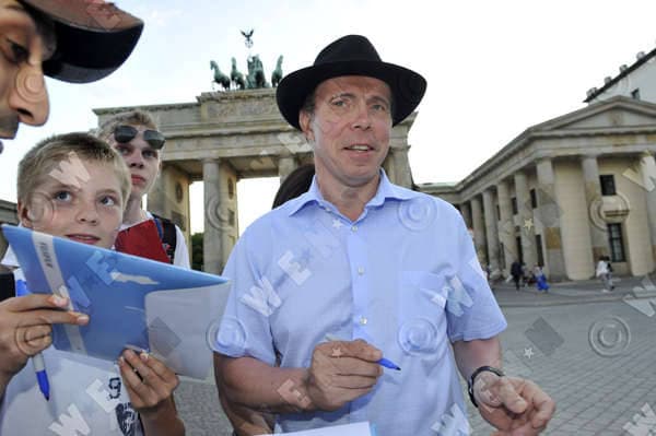Gunther von Hagens vor dem Brandenburg Controversial Bodyworlds anatomist Gunther von Hagens signing autographs in front of the Brandenburg Gate (Brandenburger Tor). , Berlin, Germany WENN 8707214.jpg