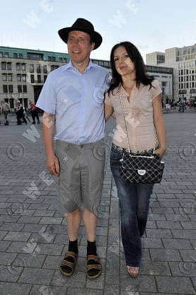 Gunther von Hagens vor dem Brandenburg Controversial Bodyworlds anatomist Gunther von Hagens and his girlfriend posing in front of the Brandenburg Gate (Brandenburger Tor)., Berlin, Germany WENN 8707221.jpg