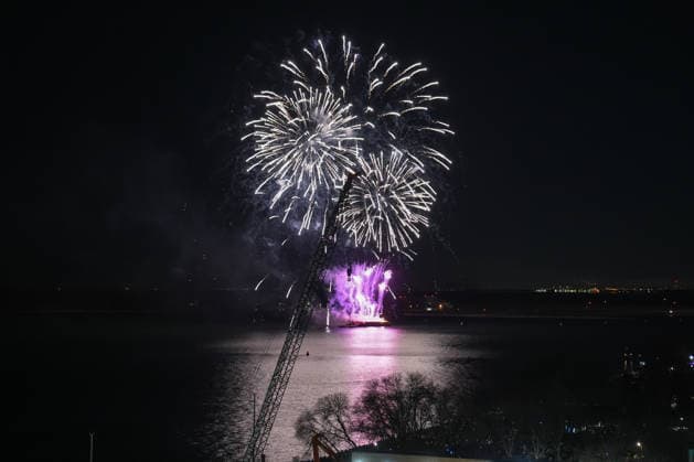 New year celebration in Toronto TORONTO, CANADA - JANUARY 1 : Fireworks light up the sky over Lake Ontario during New Year s Eve celebrations in Toronto, Ontario on January 1, 2026. Mert Alper Dervis Anadolu Toronto Canada. Editorial use only. Please get in touch for any other usage.  Copyright: x2026xAnadoluxMertxAlperxDervisx