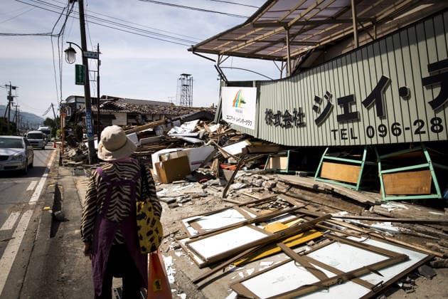 Aftermath of the earthquakes in Japan KUMAMOTO, JAPAN - APRIL 20 : A woman looks at the wreckage of houses on April 20, 2016 in Mashiki town, Kumamoto, Japan. At least 41 people were killed and over 180,000 people were evacuated in the series of earthquakes hitting southwestern Japan since 14 April 2016. Japan World. Editorial use only. Please get in touch for any other usage.  Copyright: x2025xAnadoluxRichardxAtreroxdexGuzmanx