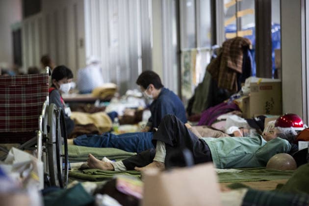 Earthquakes aftermath in Japan KUMAMOTO, JAPAN - APRIL 21: Earthquake survivors take rest in the morning at Mashiki Gymnasium Evacuation Center in Kumamoto, Japan on April 21, 2016 . To date 45 people are confirmed dead and around 11,000 people have evacuated after an 6.5 earthquake on Thursday night and a stronger 7.3 quake on Saturday morning struck the Kyushu Island in Western Japan. Kumamoto Japan. Editorial use only. Please get in touch for any other usage.  Copyright: x2025xAnadoluxRichardxAtreroxdexGuzmanx