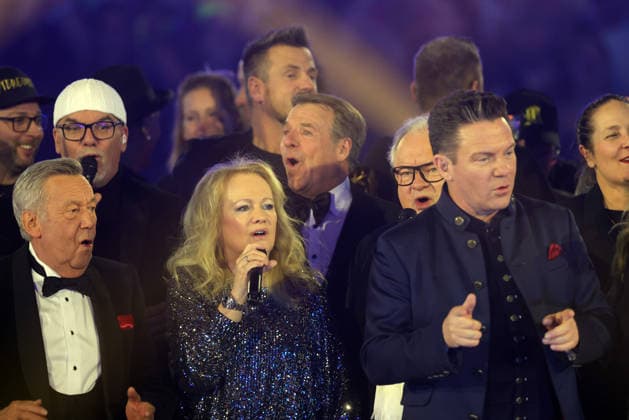 Silvester-Schlagerboom 2026 live Die Wunderlichtershow Roland Kaiser, DJ Ötzi, Nicole, Heinz Rudolf Kunze und Stefan Mross. Silvester-Schlagerboom 2026 am 31. Dezember 2025 in der Basketballarena des FC Bayern München, BMW Park München.
