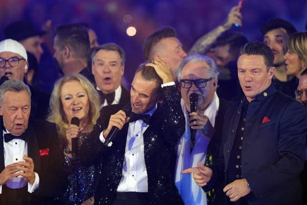 Silvester-Schlagerboom 2026 live Die Wunderlichtershow Florian Silbereisen mit Roland Kaiser, Nicole, Heinz Rudolf Kunze und Stefan Mross. Silvester-Schlagerboom 2026 am 31. Dezember 2025 in der Basketballarena des FC Bayern München, BMW Park München.