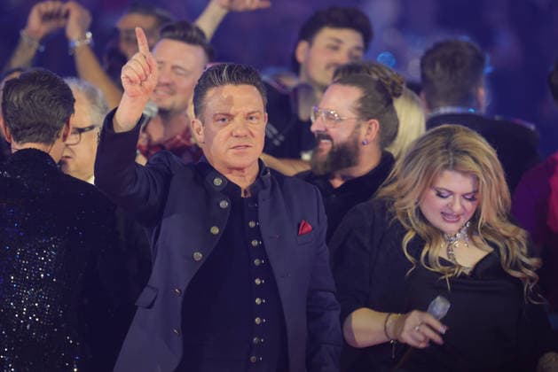 Silvester-Schlagerboom 2026 live Die Wunderlichtershow Stefan Mross (deutscher Sänger und Fernsehmoderator). Silvester-Schlagerboom 2026 am 31. Dezember 2025 in der Basketballarena des FC Bayern München, BMW Park München.