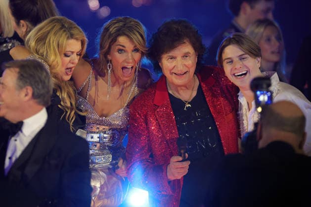 Silvester-Schlagerboom 2026 live Die Wunderlichtershow Alina (Alina Wichmann), Anna-Maria Zimmermann, Olaf der Flipper (Olaf Heinz Malolepski) und Vincent Gross. Silvester-Schlagerboom 2026 am 31. Dezember 2025 in der Basketballarena des FC Bayern München, BMW Park München.