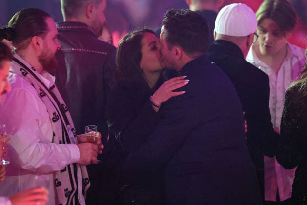 Silvester-Schlagerboom 2026 live Die Wunderlichtershow Stefan Mross gibt seiner Freundin Eva Luginger einen Neujahrskuss. Silvester-Schlagerboom 2026 am 31. Dezember 2025 in der Basketballarena des FC Bayern München, BMW Park München.