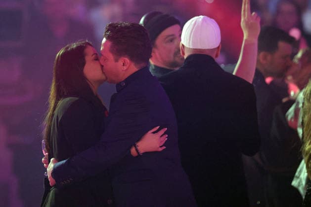 Silvester-Schlagerboom 2026 live Die Wunderlichtershow Stefan Mross gibt seiner Freundin Eva Luginger einen Neujahrskuss. Silvester-Schlagerboom 2026 am 31. Dezember 2025 in der Basketballarena des FC Bayern München, BMW Park München.