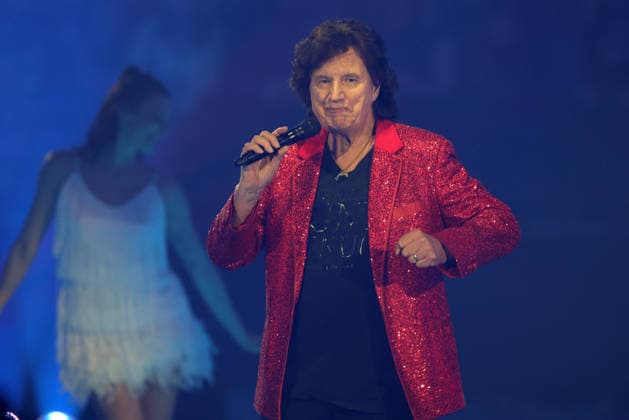 Silvester-Schlagerboom 2026 live Die Wunderlichtershow Olaf der Flipper (Olaf Heinz Malolepski, deutscher Schlagersänger). Silvester-Schlagerboom 2026 am 31. Dezember 2025 in der Basketballarena des FC Bayern München, BMW Park München.