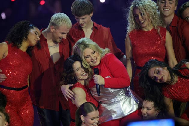 Silvester-Schlagerboom 2026 live Die Wunderlichtershow Maite Kelly (US-amerikanische Sängerin). Silvester-Schlagerboom 2026 am 31. Dezember 2025 in der Basketballarena des FC Bayern München, BMW Park München.