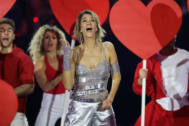 Silvester-Schlagerboom 2026 live Die Wunderlichtershow Anna-Maria Zimmermann (deutsche Partyschlagersängerin). Silvester-Schlagerboom 2026 am 31. Dezember 2025 in der Basketballarena des FC Bayern München, BMW Park München.