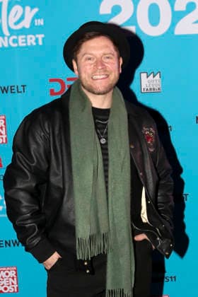 abb: Johannes Oerding deutscher Popsaenger und Songwriter vor der blauen Fotowand bei der ZDF Sylvester Show Willkommen 2026 im Hamburger Hafen am 31.12.2025 Hamburg Deutschland