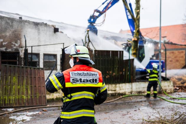 Großbrand auf Pferdehof - Feuerwehr rettet 15 Pferde Am 01.01.2026 um 02:30 Uhr brannte auf einem Pferdehof in der Grauelstraße ein Pferdestall, die Feuerwehr ist weiter im Einsatz. Nach Angaben der Feuerwehr begann der Brand an Unrat im Außenbereich und breitete sich in den Dachbereich des Stalls aus, das Feuer blieb auf die Stallung begrenzt. 15 Pferde wurden gerettet, eine Feuerwehrangehörige wurde leicht verletzt und setzte den Einsatz fort. Das Feuer griff auf ein Heulager von rund 15 mal 5 Metern über, zeitweise waren drei Drehleitern und sieben C Strahlrohre im Einsatz. Die Nachlöscharbeiten laufen mit Unterstützung eines THW Kettenbaggers, rund 80 Einsatzkräfte sind vor Ort. Mainz Hechtsheim Rheinland-Pfalz Deutschland *** M