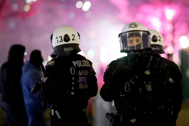 Polizisten am Rheinboulevard zum Jahreswechsel in Köln: An Silvester besteht zwar rund um den Kölner Dom in der Innenstadt eine böllerfreie Zone, aber Raketen dürfen abgefeuert werden. Viele Schaulustige haben sich auf dem Rheinboulevard eingefunden, um von Köln Deutz aus einen Blick auf den Kölner Dom und das Feuerwerk zu erhaschen. Kölner und Touristen fackeln Feuerwerk, Böller und Raketen ab und feiern den Ausklang des Jahres. (Themenbild, Symbolbild) Köln, 31.12.2025 NRW Deutschland *** Police officers on the Rheinboulevard at the turn of the year in Cologne On New Years Eve, there is a firecracker-free zone around Cologne Cathedral in the city center, but rockets may be fired Many onlookers have gathered on the Rheinboulevard Copyright: xChristophxHardtx