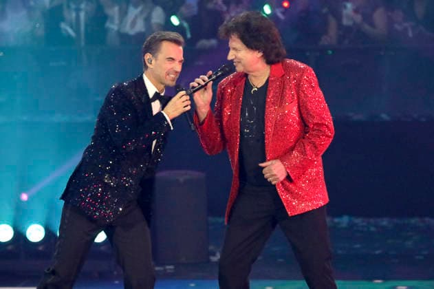 Florian Silbereisen und Olaf der Flipper in der TV-Show Silvester-Schlagerbooom 2026 live - Die Wunderlichtershow! im BMW Park. München, 31.12.2025