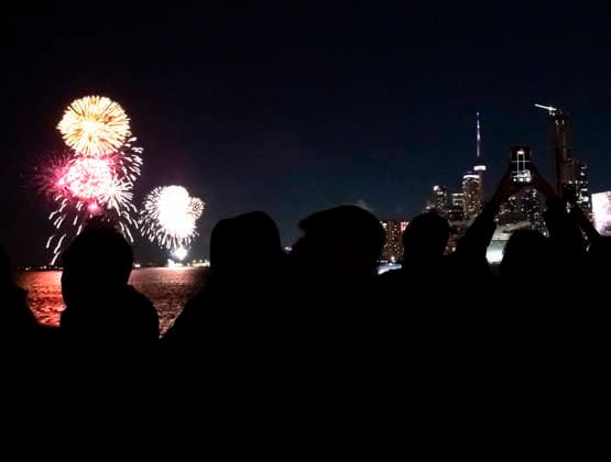 January 1, 2026, Toronto, On, Canada: Revellers watch as fireworks light up Toronto s inner harbour to ring in the New Year, on Thursday, Jan. 1, 2026. Toronto Canada  - ZUMAc35_ 20260101_zaf_c35_002 Copyright: xJonxBlackerx