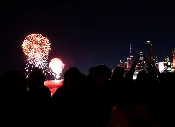 January 1, 2026, Toronto, On, Canada: Revellers watch as fireworks light up Toronto s inner harbour to ring in the New Year, on Thursday, Jan. 1, 2026. Toronto Canada  - ZUMAc35_ 20260101_zaf_c35_003 Copyright: xJonxBlackerx