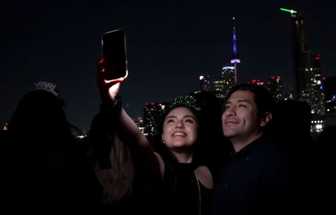 January 1, 2026, Toronto, On, Canada: Revellers watch as fireworks light up Toronto s inner harbour to ring in the New Year, on Thursday, Jan. 1, 2026. Toronto Canada  - ZUMAc35_ 20260101_zaf_c35_004 Copyright: xJonxBlackerx