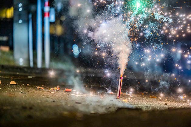 Stuttgart begrüßt das neue Jahr 2026. Feuerwerk über der Innenstadt. 01.01.2026, Stuttgart, Baden-Württemberg, Deutschland *** Stuttgart welcomes the new year 2026 Fireworks over the city center 01 01 2026, Stuttgart, Baden Württemberg, Germany