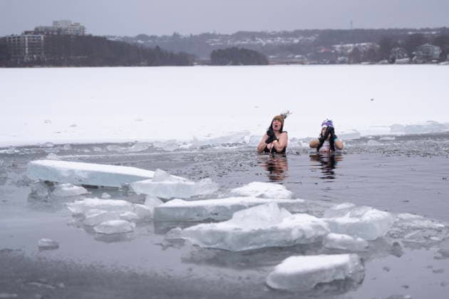 January 1, 2026, Dartmouth, Ns, Canada: People react to entering the ice-filled water in Lake Banook during the annual polar bear swim on New Year s Day in Dartmouth, N.S., Thursday, Jan. 1, 2026. Dartmouth Canada  - ZUMAc35_ 20260101_zaf_c35_012 Copyright: xDarrenxCalabresex