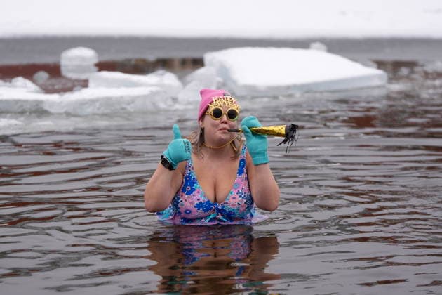 January 1, 2026, Dartmouth, Ns, Canada: A person wears New Year s paraphernalia while swimming in the ice-filled water in Lake Banook during the annual polar bear swim on New Year s Day in Dartmouth, N.S., Thursday, Jan. 1, 2026. Dartmouth Canada  - ZUMAc35_ 20260101_zaf_c35_014 Copyright: xDarrenxCalabresex