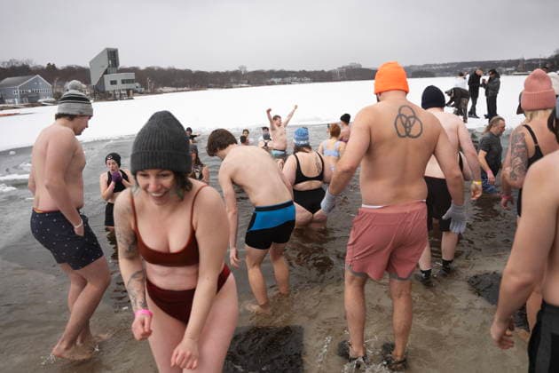 January 1, 2026, Dartmouth, Ns, Canada: People react to entering the ice-filled water in Lake Banook during the annual polar bear swim on New Year s Day in Dartmouth, N.S., Thursday, Jan. 1, 2026. Dartmouth Canada  - ZUMAc35_ 20260101_zaf_c35_020 Copyright: xDarrenxCalabresex