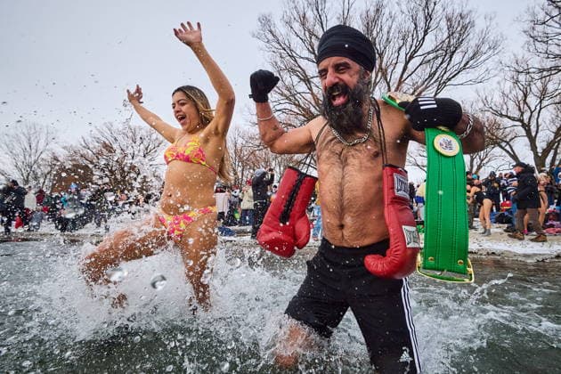 January 1, 2026, Toronto, On, Canada: Pardeep Singh Nagra, right, runs into the frigid water as he takes part in a New Year s Day polar bear dip at Sunnyside beach in Toronto, on Thursday, Jan. 1, 2026. Toronto Canada  - ZUMAc35_ 20260101_zaf_c35_028 Copyright: xSammyxKoganx