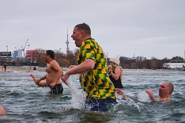 January 1, 2026, Toronto, On, Canada: People react as they exit the frigid water while taking part in a New Year s Day polar bear dip at Sunnyside beach in Toronto, on Thursday, Jan. 1, 2026. Toronto Canada  - ZUMAc35_ 20260101_zaf_c35_030 Copyright: xSammyxKoganx