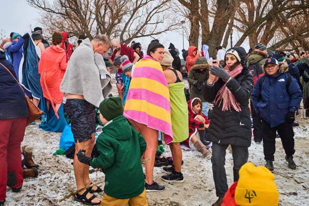 January 1, 2026, Toronto, On, Canada: People dry off after taking part in a New Year s Day polar bear dip at Sunnyside beach in Toronto, on Thursday, Jan. 1, 2026. Toronto Canada  - ZUMAc35_ 20260101_zaf_c35_033 Copyright: xSammyxKoganx