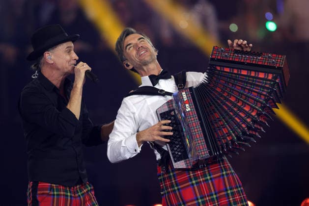 Silvester-Schlagerboom 2026 live Die Wunderlichtershow Florian Silbereisen im Schottenrock spielt Harmonika zusammen mit Christian Blüm von der Kölner Mundart-Band Brings. Silvester-Schlagerboom 2026 am 31. Dezember 2025 in der Basketballarena des FC Bayern München, BMW Park München.