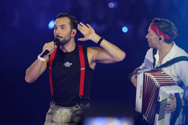 Silvester-Schlagerboom 2026 live Die Wunderlichtershow Philipp Rafetseder, Sänger und Frontmann der österreichischen Volksrock-Band Mountain Crew. Silvester-Schlagerboom 2026 am 31. Dezember 2025 in der Basketballarena des FC Bayern München, BMW Park München.