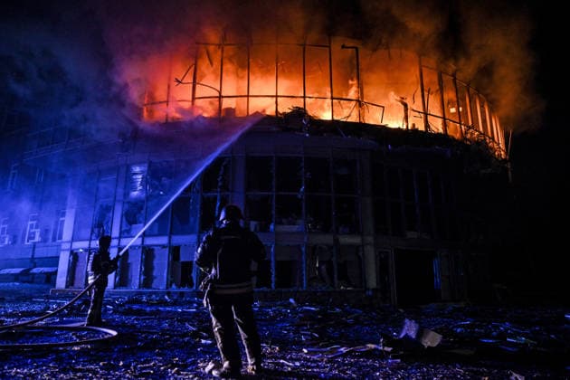 Firefighters extinguish a fire in an office building caused by a Russian drone attack, Zaporizhzhia, Ukraine, on January 2, 2026. A massive drone attack on the southeastern Ukrainian city damaged residential buildings. A fire broke out in an office building at one of the housing estates. (Photo by Dmytro Smolienko Ukrinform) Russian troops attack Zaporizhzhia with drones  Copyright: xDmytroxSmolienkox