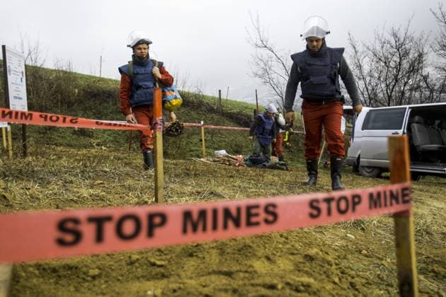 Bosnia and Herzegovina Mine Action Centre clear landmines SARAJEVO, BOSNIA AND HERZEGOVINA - APRIL 5 : Members of Bosnia and Herzegovina Mine Action Centre (BHMAC) clear landmines at a minefield, in Sarajevo, Bosnia and Herzegovina on April 5, 2015. On UN’s International Day of Mine Awareness, Bosnia and Herzegovina estimates that 1,176 square kilometers of its territory remains infested with around 120,000 mines. Saraybosna Bosna Hersek. Editorial use only. Please get in touch for any other usage.  Copyright: x2025xAnadoluxSamirxYordamovicx