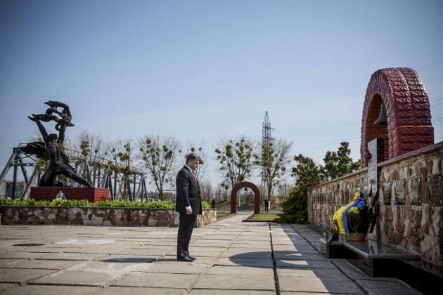Commemoration for 29th anniversary of Chernobyl nuclear disaster CHERNOBYL, UKRAINE - APRIL 26: Ukraine s President Petro Poroshenko (C) stands in one minute s silence after he laid flowers on the memorial at Chernobyl Nuclear Power Plant within the commemoration ceremonies for the 29th anniversary of the Chernobyl nuclear disaster, on April 26, 2015 in Chernobyl, Ukraine. Chernobyl nuclear disaster was a catastrophic nuclear accident that occurred on 26 April 1986 at the Chernobyl Nuclear Power Plant in Ukraine. Chernobyl Kyyivs ka Oblast. Editorial use only. Please get in touch for any other usage.  Copyright: x2025xAnadoluxUkrainianxPresidencyxPressxOfficex