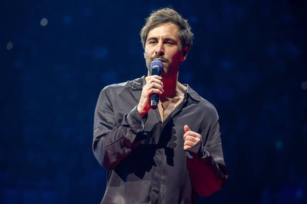 Max Giesinger (Max Giesinger, deutscher Sänger, Songwriter und Musikproduzent), Holiday on Ice CINEMA OF DREAMS, Premiere in Muenchen mit Gaststar Max Giesinger, 02.01.2026 Muenchen Bayern Deutschland