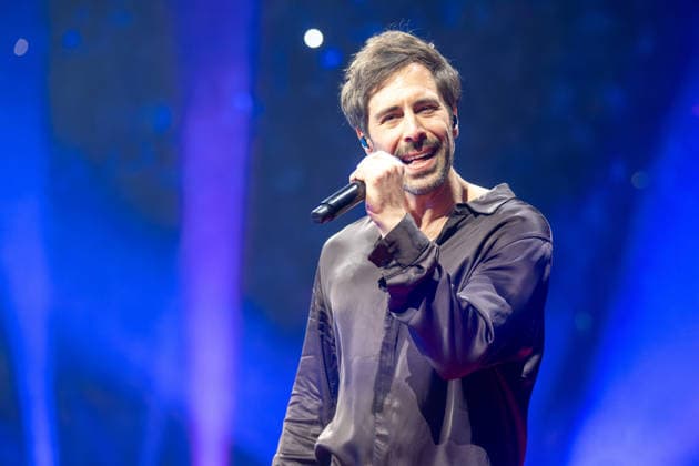 Max Giesinger (Max Giesinger, deutscher Sänger, Songwriter und Musikproduzent), Holiday on Ice CINEMA OF DREAMS, Premiere in Muenchen mit Gaststar Max Giesinger, 02.01.2026 Muenchen Bayern Deutschland
