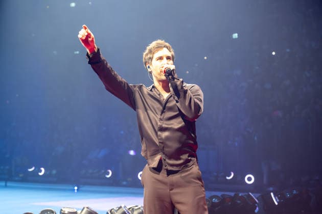 Max Giesinger (Max Giesinger, deutscher Sänger, Songwriter und Musikproduzent), Holiday on Ice CINEMA OF DREAMS, Premiere in Muenchen mit Gaststar Max Giesinger, 02.01.2026 Muenchen Bayern Deutschland