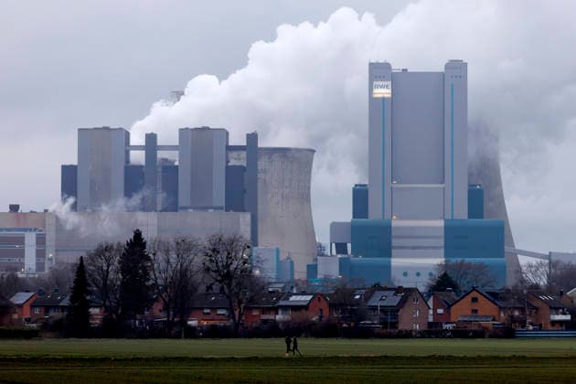 Dampfschwaden steigen in den Winterhimmel am Kohlekraftwerk Niederaußem des Stromkonzerns RWE. Die deutsche Industrie soll mit einem Industriestrompreis wieder wettbewerbsfähiger werden - das hatte die Bundesregierung im November verkündet. (Themenbild, Symbolbild) Bergheim, 01.01.2026 NRW Deutschland *** Clouds of steam rise into the winter sky at the Niederaussem coal-fired power plant operated by RWE The German government announced in November that German industry would become more competitive again with an industrial electricity price Themed image, symbolic image Bergheim, 01 01 2026 NRW Germany Copyright: xChristophxHardtx