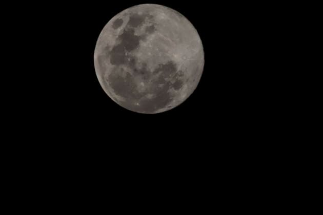 January 2, 2026, Chalco, State Of Mexico, Mexico: The new year 2026 began with one of the most striking and luminous natural phenomena: the Full Moon, or Super Wolf Moon. This winter phenomenon occurs when the moon is closer to Earth than usual, making it fully visible to the naked eye from Chalco, State of Mexico, without the need for telescopes or similar devices. The name Wolf Moon has several origins. Some say it s because wolves howl more when this natural satellite is visible; a Sioux legend refers to it as the moon when wolves run together, just to mention a few possible origins of the name. Chalco Mexico - ZUMAp204 20260102_zip_p204_004 Copyright: xJosuexPerezx