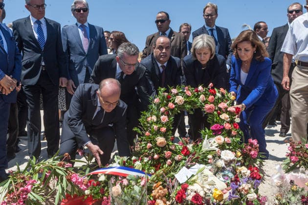 Interior ministers commemorates beach attack victims in Tunisia s Sousse SOUSSE, TUNISIA - JUNE 29: Germany s Minister of Interior Thomas de Maiziere (2nd L), Minister of Interior of France Bernard Cazeneuve (L), Minister of Interior of United Kingdom Theresa May (2nd R) and Minister of Interior of Tunisia Najem Gharsalli (C) lay flowers on beach where 39 people were killed on 26th of June 2015 in a terrorist attack, on June 29, 2015 in Souuse, Tunisia. At least 39 people were killed and 39 others were injured when a gunman opened fire on tourists at a popular Tunisian beach on Friday. Susah Tunisia. Editorial use only. Please get in touch for any other usage.  Copyright: x2025xAnadoluxAminexLandoulsix