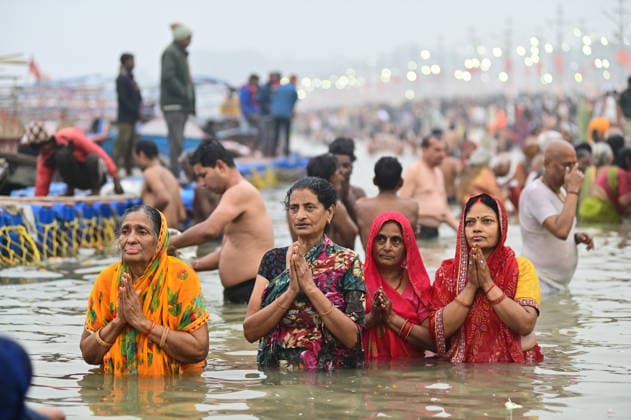 January 3, 2026, Prayagraj, Uttar Pradesh, India: Prayagraj: Devotee perform rituals while take a holy dip at Sangam on the occasion of Paush Purnima , marking the start of the Magh Mela festival, on a cold winter morning, in Prayagraj on Saturday, January 3, 2026 Prayagraj India - ZUMAv115 20260103_zap_v115_015 Copyright: xPrabhatxKumarxVermax
