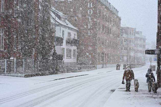 Wintereinbruch an der Küste in Niedersachsen. Starke Schneefälle sorgen in Ostfriesland für glatte Straßenverhältnisse. Leer Niedersachsen Deutschland Copyright: xdiebildwerftx
