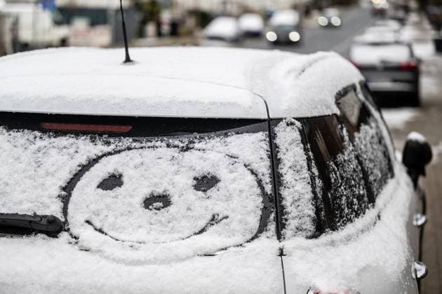 Winter in Mülheim an der Ruhr ** NUR FÜR REDAKTIONELLE ZWECKE ** EDITORIAL USE ONLY **<p>Ein großer Smiley ist am Samstag, 03.01.2026, in den Schnee gemalt, der auf der Heckscheibe eines Autos in Mülheim an der Ruhr haftet. Deutschland NRW Mülheim an der Ruhr Copyright: MartinxMöller *** Winter in Mülheim an der Ruhr FOR EDITORIAL PURPOSES ONLY EDITORIAL USE ONLY p A large smiley face is painted in the snow clinging to the rear window of a car in Mülheim an der Ruhr, Germany NRW Mülheim an der Ruhr Copyright MartinxMöller on Saturday, 03 01 2026 Copyright: MartinxMöller doc83z1e5jzyu113e6ohly1 ,EDITORIAL USE ONLY