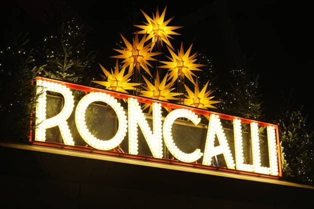 Premiere des 21. Original Roncalli Weihnachtscircus in Berlin Berlin, 19.12.2025 Zirkus Aussenansicht bei der Premiere des 21. Original Roncalli Weihnachtscircus im Tempodrom in Berlin Berlin *** Premiere of the 21 Original Roncalli Weihnachtscircus in Berlin Berlin, 19 12 2025 Circus exterior view at the premiere of the 21 Original Roncalli Weihnachtscircus at the Tempodrom in Berlin Berlin Copyright: xMatthiasxGränzdörferx