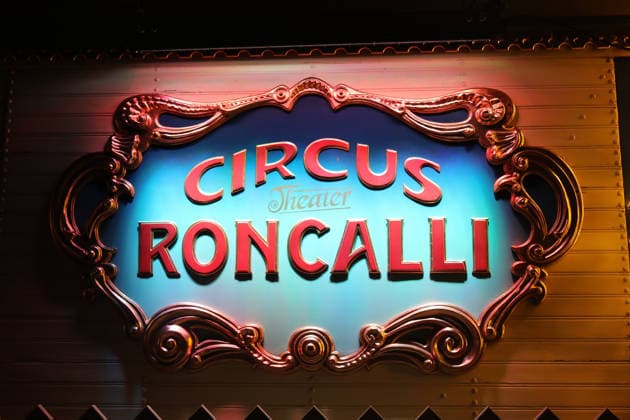 Premiere des 21. Original Roncalli Weihnachtscircus in Berlin Berlin, 19.12.2025 Zirkus Aussenansicht bei der Premiere des 21. Original Roncalli Weihnachtscircus im Tempodrom in Berlin Berlin *** Premiere of the 21 Original Roncalli Weihnachtscircus in Berlin Berlin, 19 12 2025 Circus exterior view at the premiere of the 21 Original Roncalli Weihnachtscircus at the Tempodrom in Berlin Berlin Copyright: xMatthiasxGränzdörferx