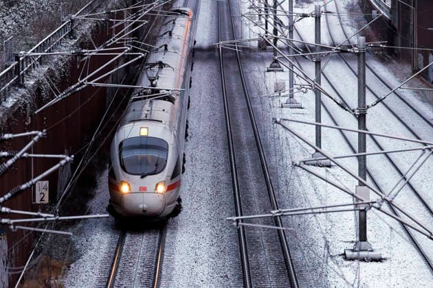 Frostige Temperaturen und leichter Schneefall im Rheinland hatten am Samstag auch Auswirkungen auf den Schienenverkehr. Im Bild ein ICE, der auf der Strecke zwischen Köln und Aachen vorsichtig über verschneite Schienen fährt. (Themenbild, Symbolbild) Frechen, 03.01.2026 NRW Deutschland *** Freezing temperatures and light snowfall in the Rhineland also had an impact on rail traffic on Saturday The picture shows an ICE train traveling carefully over snow-covered tracks on the route between Cologne and Aachen Theme picture, symbolic picture Frechen, 03 01 2026 NRW Germany Copyright: xChristophxHardtx